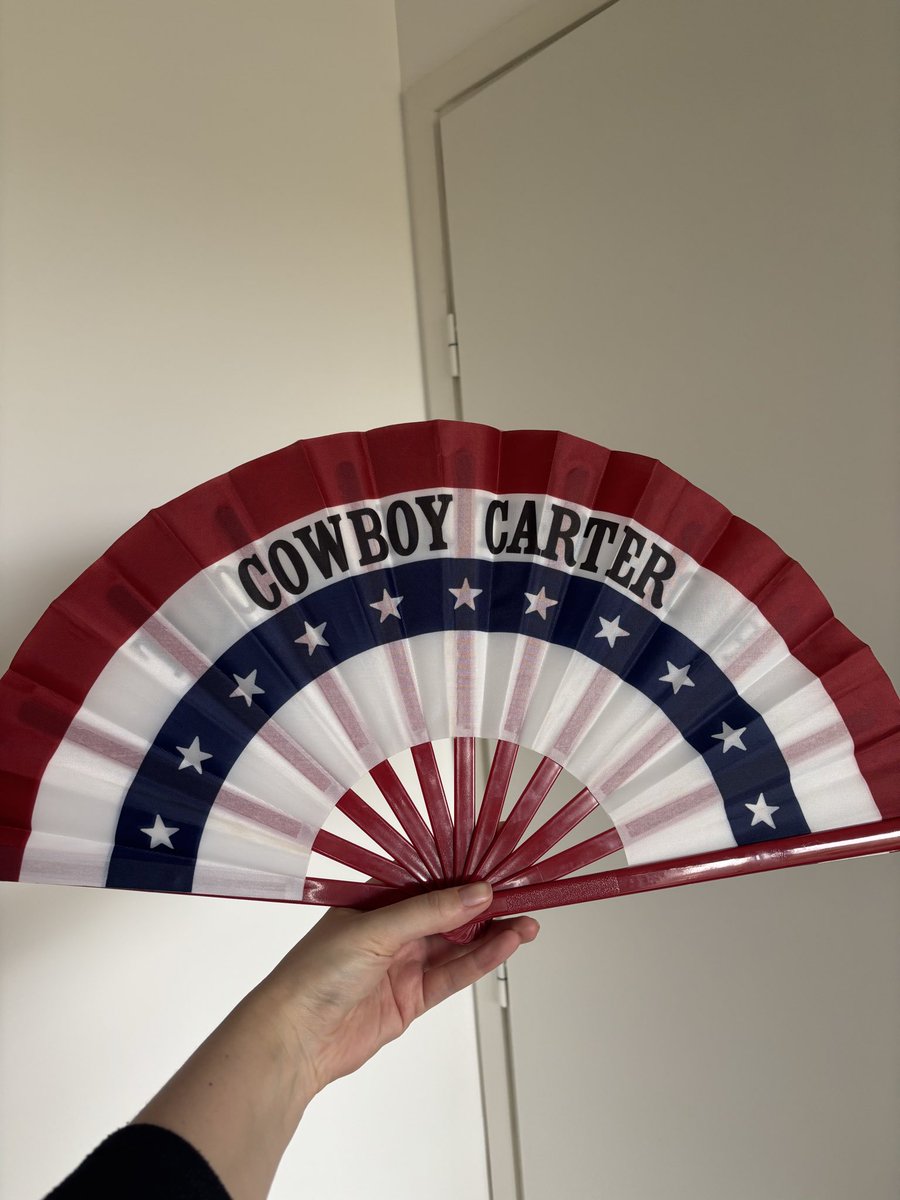 dobrewski's tweet photo. Fans were sold out when I wanted to buy one at CCT. I managed to find one on Vinted for 5€ and I just got it 🙌🏼 https://t.co/WX8UJfef7X