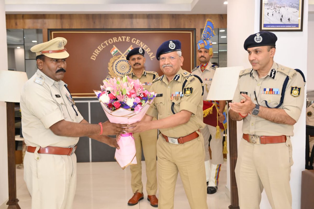 crpfindia's tweet image. Farewell to our Bravehearts 

S​DG (Adm) #CRPF,  Shri Zaki Ahmad, IPS and all ranks of CRPF HQ organized a grand farewell for SI/GD Randhir Singh and HC/GD Tek Chand, who superannuate on 30.04.2026.

​SI/GD Randhir Singh: ~39 Years of Service
​HC/GD Tek Chand: ~38 Years of