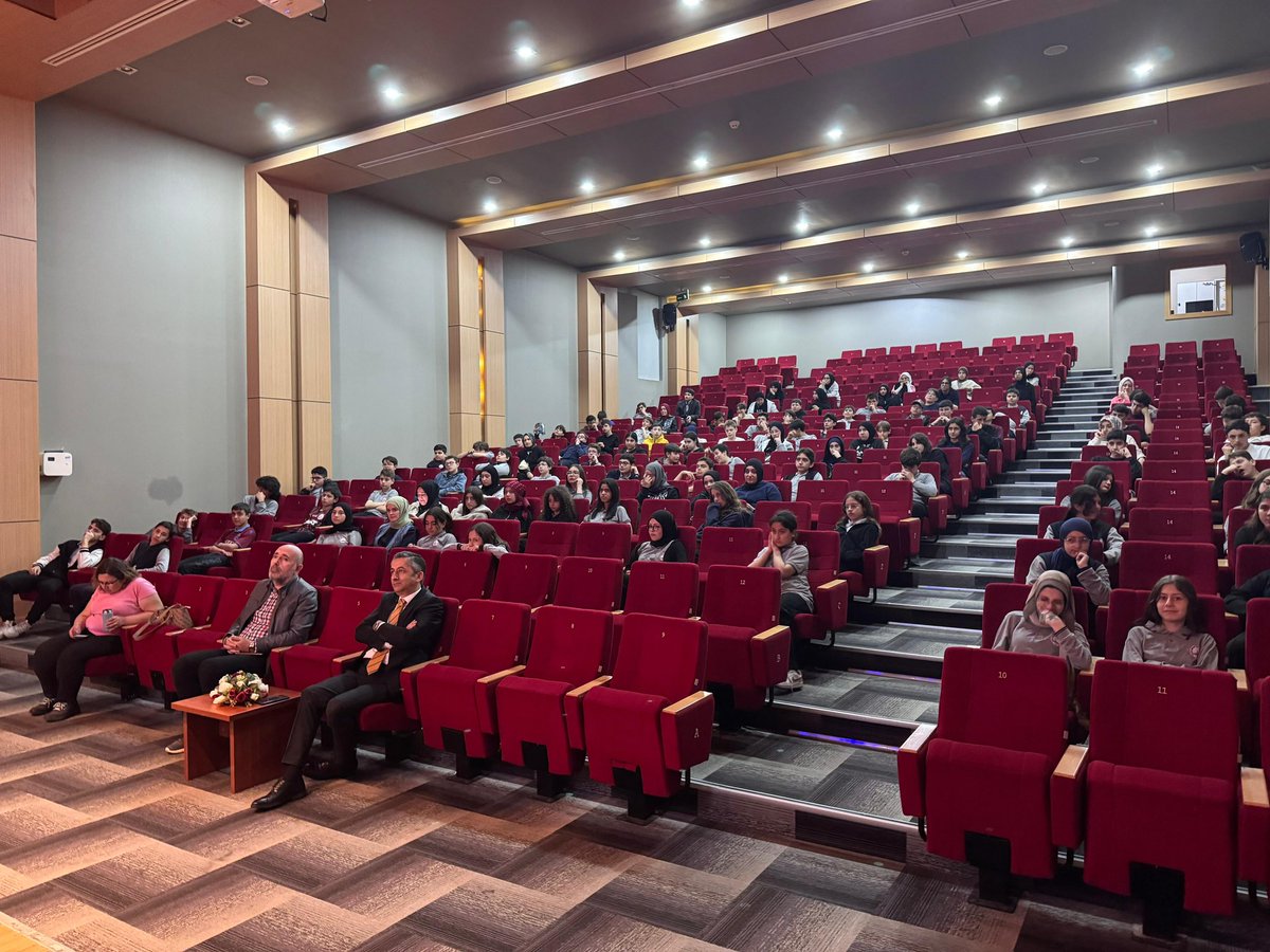 Geleceğin enerji dünyasını gençlerle birlikte şekillendiriyoruz! 

Ankara-Beştepe Şehitleri İmam Hatip Ortaokulu’nu ziyaret ederek nükleer enerji üzerine keyifli bir sunum gerçekleştirdik. Nükleer enerji mühendisi arkadaşlarımız; nükleer enerjinin gelecekteki rolünü ve önemini