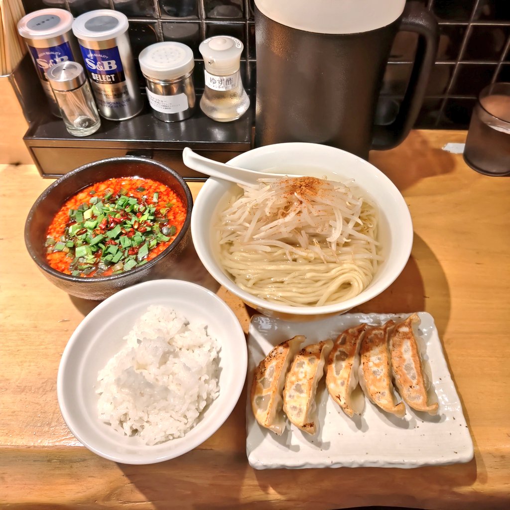 kani_tama's tweet photo. 釜揚げ式台湾つけ麺 麺大盛
焼きギョーザ 小ライス
つけ麺自体おいしかったんですがこんなにも「ギョーザが合うつけ麺」が今まであったのか?という!アディショナルタイムはあるのか?あるなら未食の方は明日行ってくれ!ごちそうさまでした!
#ふじ屋NOODLE
#FUJIYER
#HIRAMER https://t.co/49Q0t7FRmF
