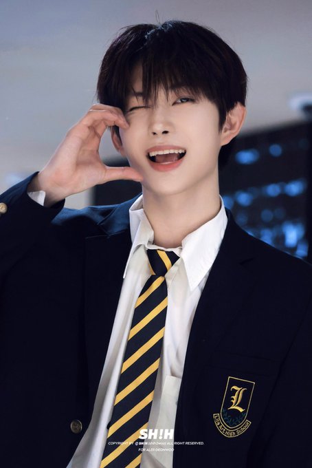 geonwoo according to WakeOne staffs:

• he gives off positive energy.
• he is a very curious person and always wants to learn.
• he is a model student and very reliable.
• while fans know him as a capital T, he actually has a cute hidden side.
• he is the member that gets