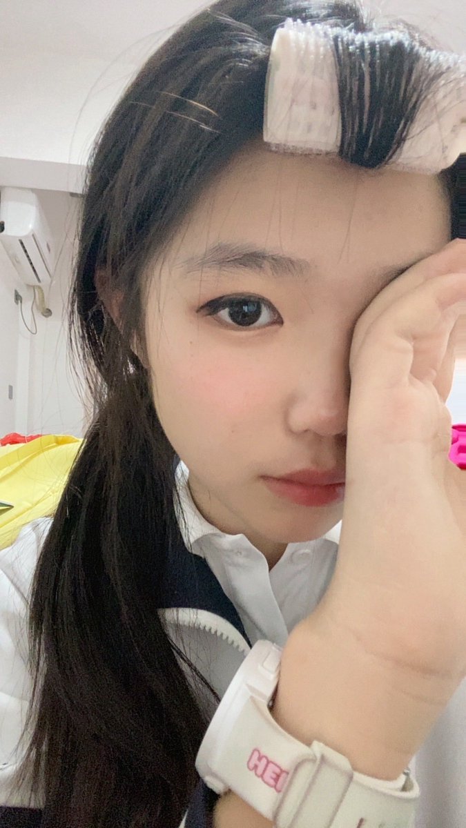 Shaniaqvq's tweet photo. 学化妆好难好难好难好难… https://t.co/5PAbRavUdB