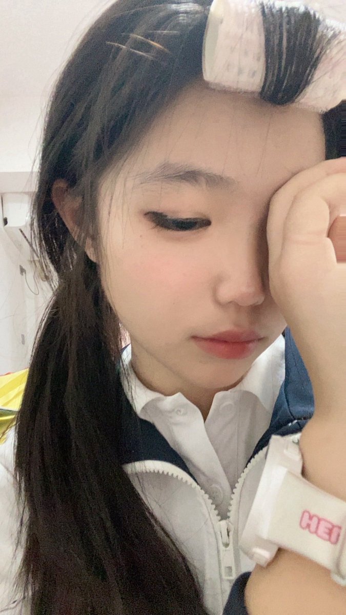 Shaniaqvq's tweet photo. 学化妆好难好难好难好难… https://t.co/5PAbRavUdB