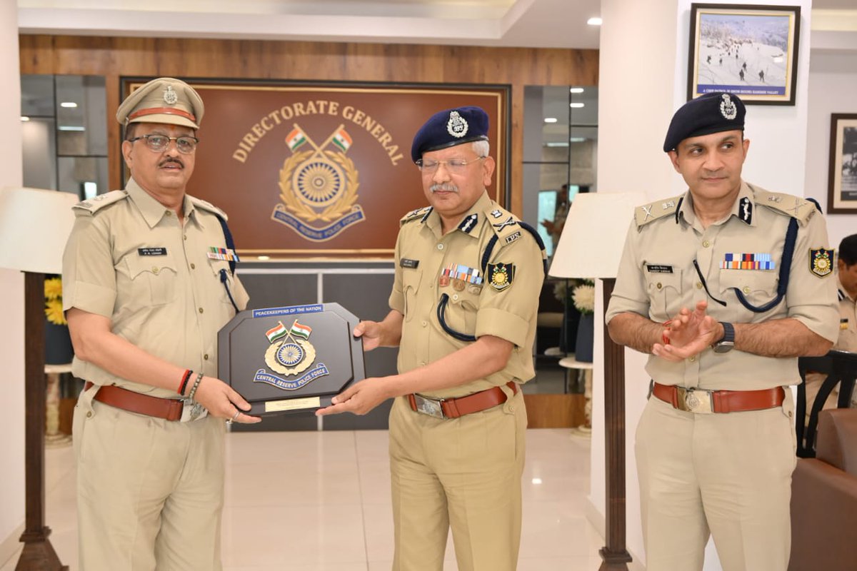 crpfindia's tweet image. Grand Farewell at CRPF HQ.

S​DG (Adm) #CRPF,  Shri Zaki Ahmad, IPS &amp;amp; all ranks bid a grand farewell to:
Shri Pramod Ranjan Lohani, DC(M) (37 Years)
​Shri Satish Kumar, AC (M) (39 Years)
​Insp(Steno) Santosh Rani Rawat (36 Years)

​Retiring on 30.04.2026, these officers have