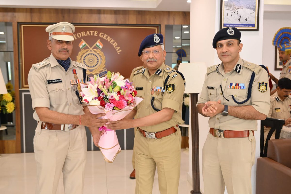crpfindia's tweet image. Grand Farewell at CRPF HQ.

S​DG (Adm) #CRPF,  Shri Zaki Ahmad, IPS &amp;amp; all ranks bid a grand farewell to:
Shri Pramod Ranjan Lohani, DC(M) (37 Years)
​Shri Satish Kumar, AC (M) (39 Years)
​Insp(Steno) Santosh Rani Rawat (36 Years)

​Retiring on 30.04.2026, these officers have