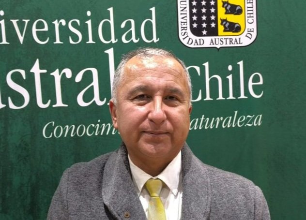 Otro dia más y este viejo wn zurdo del rector de la universidad austral sigue en su cargo como si nada y los  alumnos simios que agredieron a la ministra Lincolao aún no son expulsados.