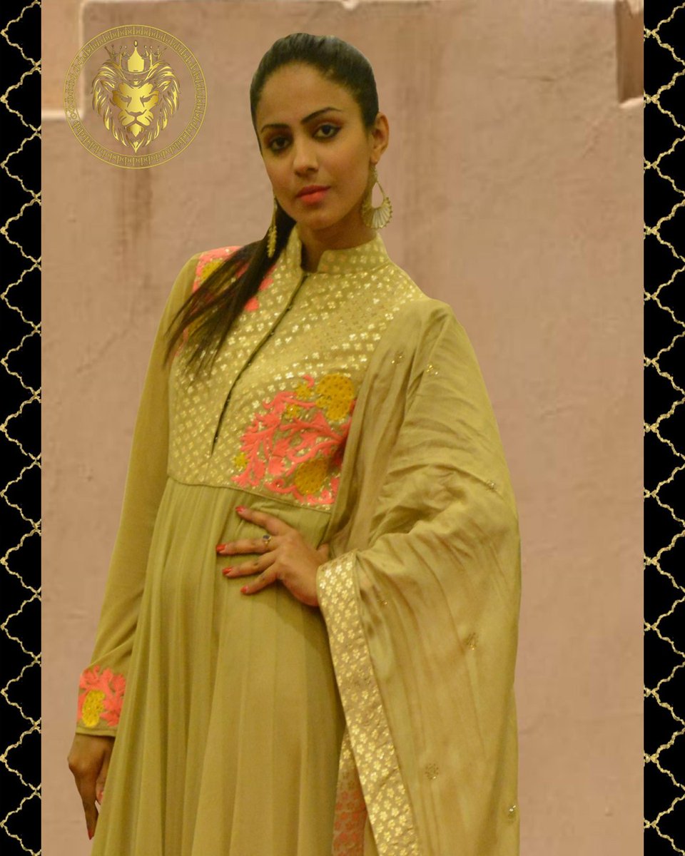PrinceABcouture's tweet image. ADAH- This elegant Rich Gold Georgette &amp;amp; butti- chanderi anarkali set embellished with colorful reham, sequin, glass beads &amp;amp; katdana.
Follow me on Instagram@princeabcouture
#PrinceABcouture #Indian #fashion #fashionista #Designer #GoodVibes