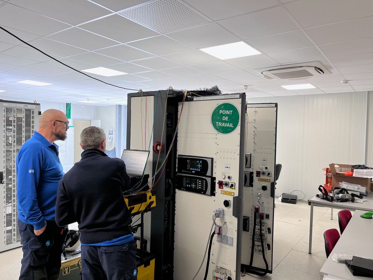 RTE_nord's tweet photo. Dans le @departement59, les équipes de @Valmetropole sont mobilisées pour entretenir le réseau électrique 💡
 À Maubeuge, l'équipe spécialisée dans les automatismes et les systèmes industriels réceptionne de nouveaux ouvrages dans un poste électrique 🏗️.
 Pendant que du côté de Mastaing, l'équipe ligne répare un câble sur une ligne électrique 400 000 volts. 
 Avec un même objectif : garantir une alimentation électrique fiable pour tous ⚡🔌