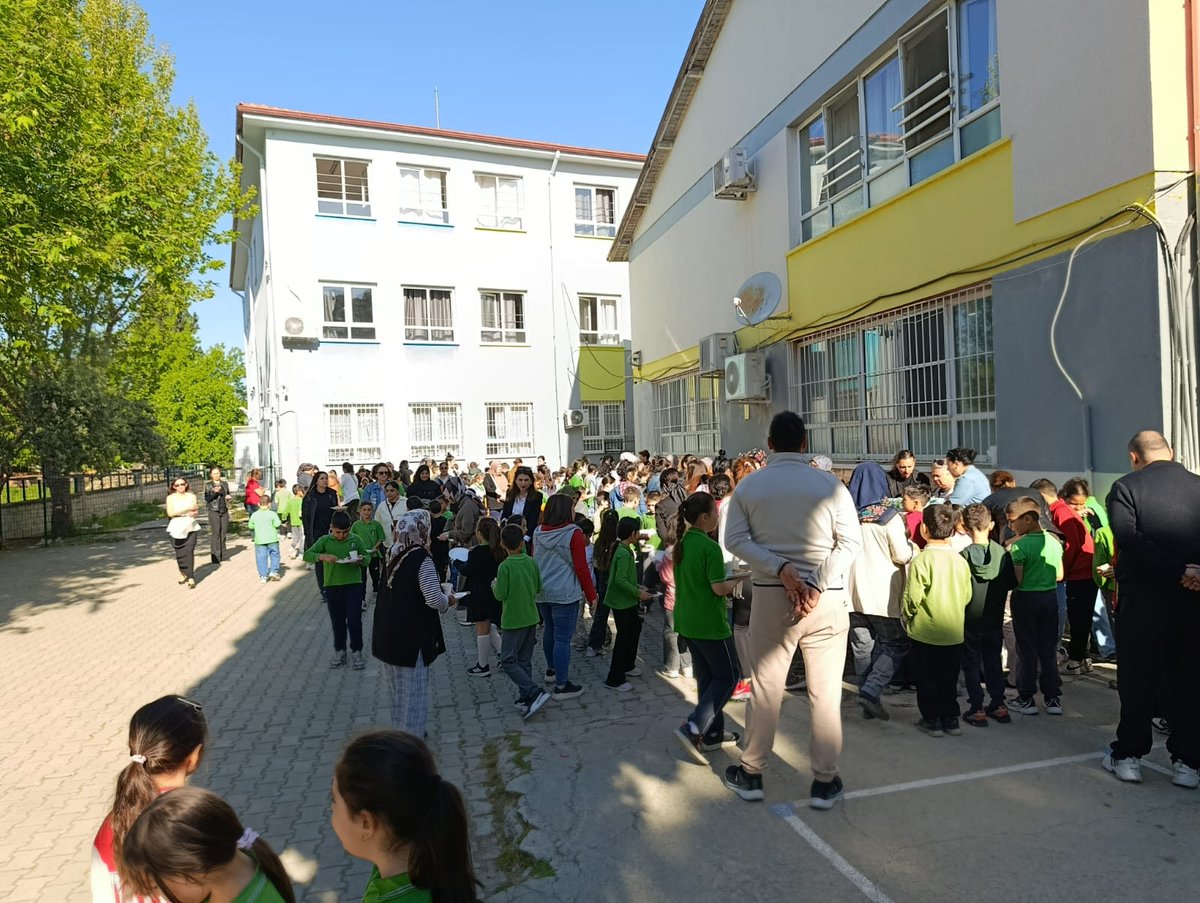 Sakaryaio20's tweet photo. Okulumuzda öğrenciler, öğretmenler ve velilerin yoğun katılımıyla anlamlı bir kermes etkinliği gerçekleştirildi. Büyük ilgi gören kermes, hem keyifli anlara sahne oldu hem de okulumuza katkı sağladı. Etkinliğin düzenlenmesinde emeği geçen herkese teşekkür ederiz. https://t.co/IsPfqPl0Hx