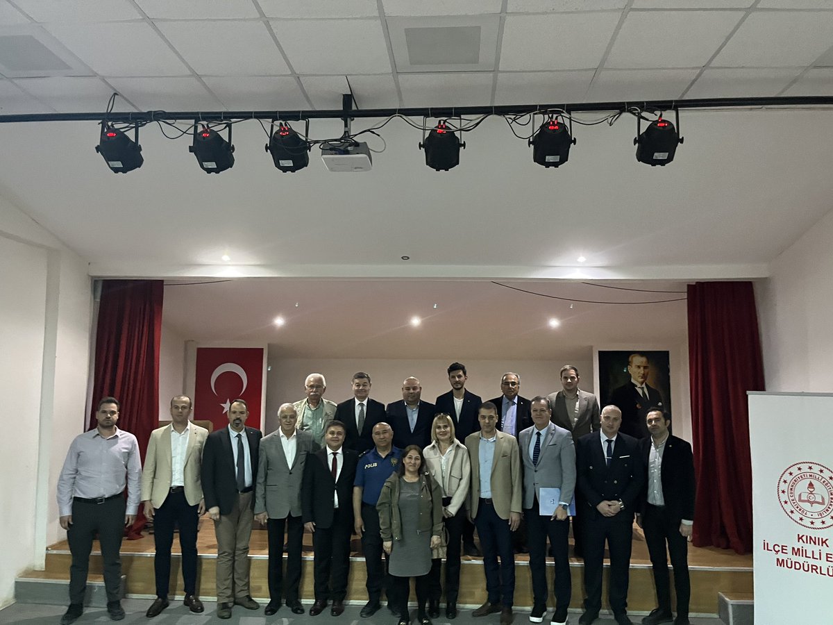 DeuMeslek's tweet photo. DEÜ Bergama MYO olarak, “Bakırçay Bölgesi ve Kınık’ta Ekonominin Geleceği” paneline; Müdürümüz Prof. Dr. Muharrem Kemal ÖZFIRAT ve yüksekokul yönetimimizle katılım sağladık. https://t.co/yimqqAzP4y
