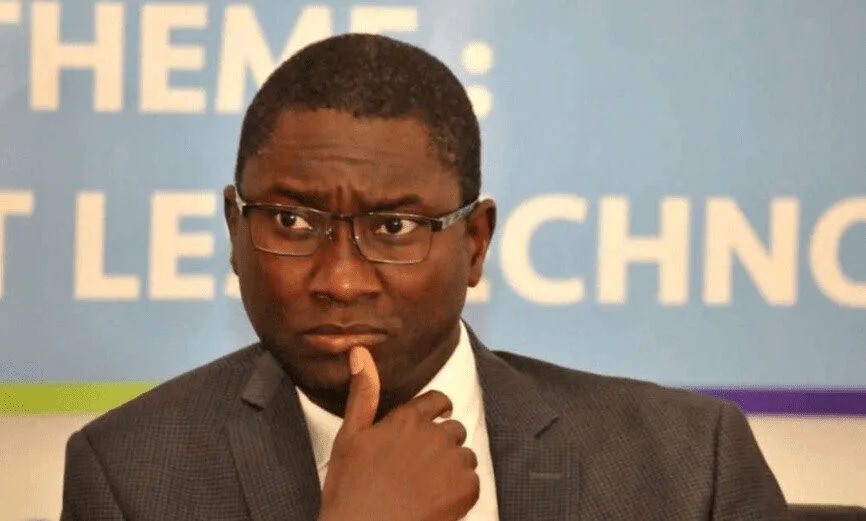 BabacarrBa's tweet photo. Ismaïla Madior Fall : l’urgence d’une libération légitime ( Par Babacar Ba du Forum du justiciable ) 

Cheikh Guèye, qui prétendait avoir corrompu Ismaïla Madior Fall, a fini par se contredire et a été condamné pour corruption de juge. Ainsi, la pièce maîtresse de l’accusation s’est effondrée, révélant l’inconsistance et la fragilité du dossier. Pourtant, malgré l’évidence, le ministre Ismaïla Madior Fall demeure sous bracelet électronique, retenu pour un simulacre de procès qui n’a plus aucune justification.

Cette situation traduit une injustice manifeste. Elle fait de lui une victime expiatoire, sacrifiée pour donner l’illusion d’une justice implacable. Mais une justice véritable ne peut se construire sur des accusations fragiles, des témoignages contradictoires et des procédures vides. Elle doit reposer sur la vérité, l’équité et le respect des droits fondamentaux.

Le Trésor public n’a perdu aucun franc. Aucun préjudice n’a été causé à l’Etat qui a confirmé l'annulation de la prédation de l'assiette foncière du Tribunal de Pikine Guédiawaye. Les faits reprochés se sont effondrés les uns après les autres, laissant apparaître une réalité simple : Ismaïla Madior Fall est innocent.

Nous demandons donc, avec la plus grande fermeté, la libération immédiate du professeur Ismaïla Madior Fall. Cette libération ne saurait être considérée comme une faveur accordée par indulgence, mais bien comme une exigence juridique et morale.