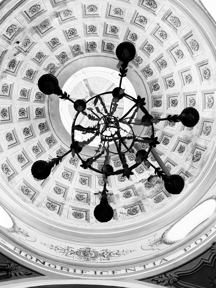 Alonein43672278's tweet image. #photography #blackandwhite #ceiling #chandelier