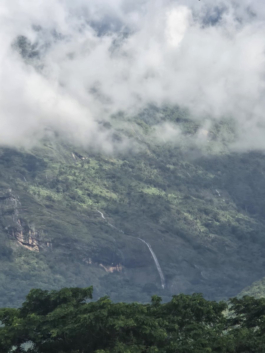 bajabiri's tweet image. Ukitaka kupanda huku,hakikisha una hiking Gears from #JustFit. 

#UluguruMt 
#WaterFalls