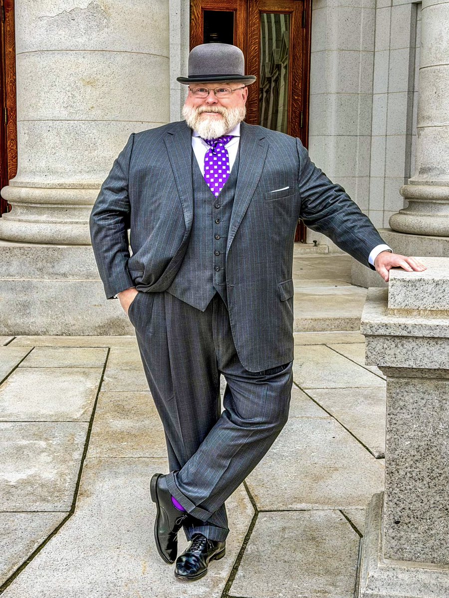 TheBigSartorial's tweet image. “You could’ve wiped away the beard dandruff from your lapel before you took the pictures”
”How dare you accuse me of having dandruff!!That’s clearly the remnants of a powdered doughnut”
#Suitup #sartorial #dapper #bespoke #suit #bigguys
