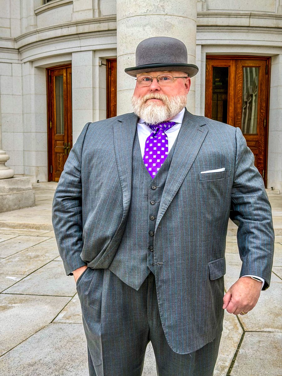 TheBigSartorial's tweet image. “You could’ve wiped away the beard dandruff from your lapel before you took the pictures”
”How dare you accuse me of having dandruff!!That’s clearly the remnants of a powdered doughnut”
#Suitup #sartorial #dapper #bespoke #suit #bigguys