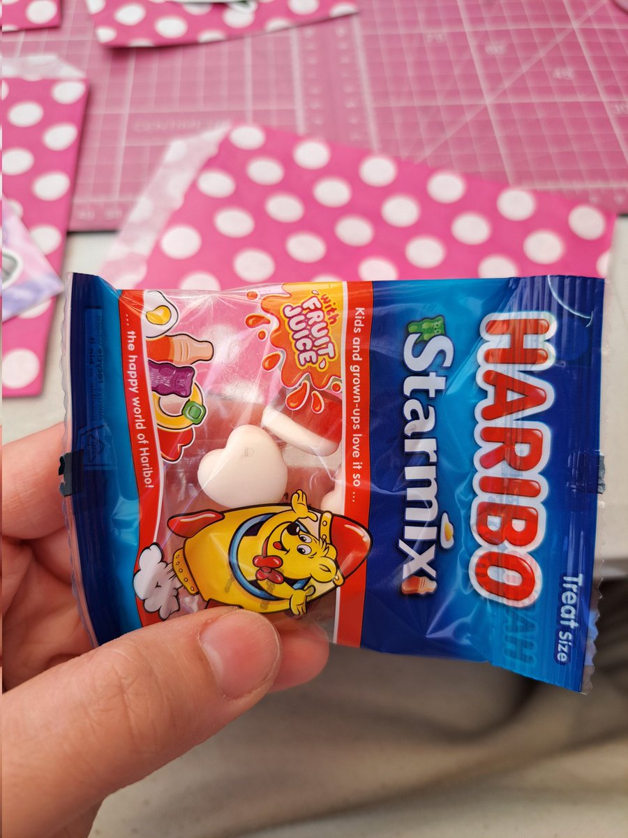 OakInWinter's tweet photo. @HariboUKI_ one of my haribo mini bags has hair inside the actual bag... 😭🤢 https://t.co/y1Wtoyf05g