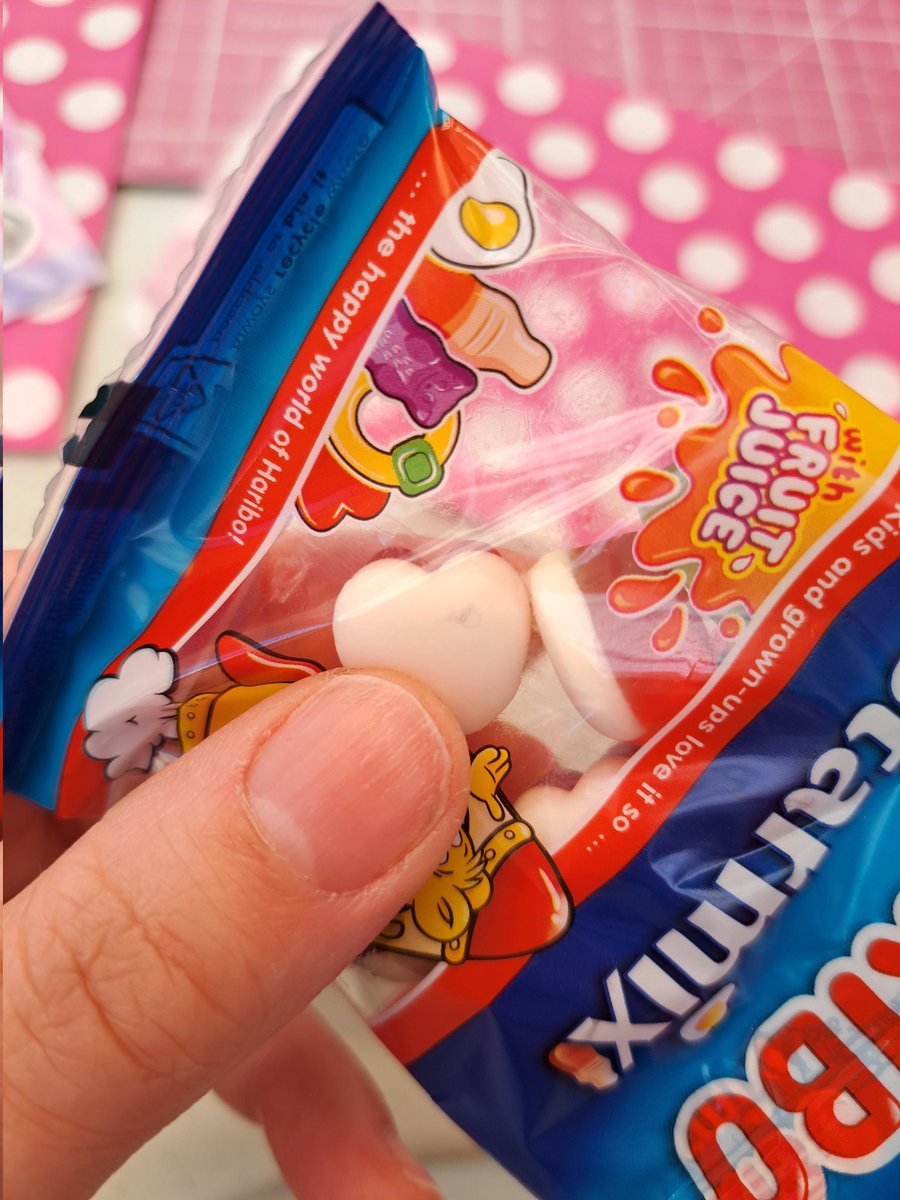 OakInWinter's tweet photo. @HariboUKI_ one of my haribo mini bags has hair inside the actual bag... 😭🤢 https://t.co/y1Wtoyf05g