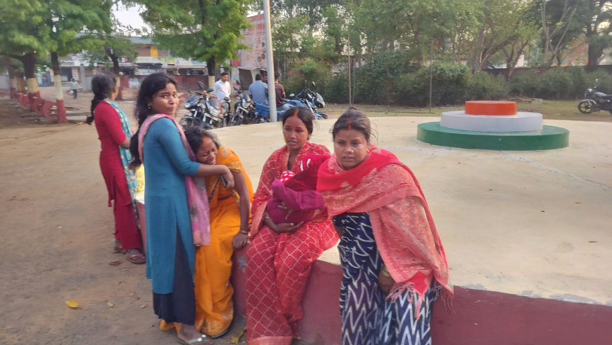 prabhatkhabar's tweet photo. झारखंड: सिमरिया-टंडवा रोड पर टर्बो वाहन की चपेट में आने से महिला की मौत हो गई. घटना से आक्रोशित लोगों ने मुआवजा और चालक पर कार्रवाई की मांग को लेकर सड़क जाम कर दिया. मौके पर वाहनों की लंबी कतार लग गई.
#Jharkhand #Simaria #RoadAccident #BreakingNews #Chatra #PrabhatKhabar https://t.co/wGL2rl4059