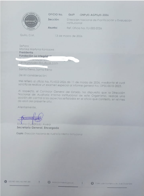 mejoresdiasEC's tweet photo. Señor #Contralor General del Estado, Dr. Mauricio Xavier Torres Maldonado @XMauricioTorres:

Como es de su conocimiento, en febrero 2026 los perjudicados por la nefasta compraventa realizada por el ex alcalde #OttoVera a los señores #Olsen de la compañía #BELLITEC acudieron a la Fundación La Integridad, que presido, y presentaron denuncia formal contra los auditores del examen especial DPSE-0010-2023 de la CGE Santa Elena, quienes no detectaron irregularidades en una de las más escandalosas compraventas que hace a #PabloMuentes de #Duran parecer un angelito.

Cabe enfatizar que los perjudicados presentaron su denuncia por primera vez en julio de 2024, pero la Contraloría tomó una postura evasiva y no realizó ninguna acción de control pertinente.

En marzo 2026, usted Señor Contralor contestó formalmente a la remisión de denuncia de la familia Perrone, presentada por la Fundación La Integridad, garantizando la realización del examen especial al informe DPSE-0010-2023.  

Dejo a continuación un pequeño resumen de lo denunciado por el Sr. Perrone, junto con 336 hojas de anexos y evidencias:
1. Simulación de Escritura de Compraventa (Art. 20 Ley Notarial): Cláusula Quinta declara el bien saneado y sin limitaciones, mientras la Cláusula Sexta obliga al GAD a anular títulos de terceros (familia Perrone).  
2. Alcalde, Procurador Síndico, Concejales y Registrador conocían y mencionaron en la escritura la Sentencia de Acción de Protección 24331202100697 (favorable a los dueños originales) y aun así la desacataron.  
3. Compraventa de mala fe: Ambas partes sabían que el Municipio ya había vendido los mismos terrenos en 1963.  
4. Contrato con objeto ilícito: Celebraron la venta conociendo la sentencia de Protección marginada en el Registro.  
5. Doble venta del mismo lote: Venta de cosa ajena con pleno conocimiento (fichas registrales y catastros aún activos en 2022).  
6. Convocatoria irregular al Concejo (Art. 318 COOTAD): Citados con menos de 48 horas y sin entregar documentación.  
7. Informe del Procurador Síndico del mismo día: Convocaron al Concejo antes de que existiera el informe jurídico.  
8. Catastro prematuro: Certificado de Catastro ya a nombre de BELLITEC insertado antes de la firma e inscripción de la escritura.  
9. Títulos de crédito impresos prematuramente (8 de febrero a las 20:42): El sistema generó documentos de una venta que aún no existía.  
10. Ordenanza ilegal para vender sin subasta: Reforma express a la ordenanza municipal para permitir venta directa, violando el COOTAD Art. 445 y la jerarquía normativa (Art. 425 Constitución).  
11. Precio irrisorio: Vendieron a ~0,83 USD/m² terrenos frente al mar, entre 180 y 235 veces por debajo de las tablas valorativas del propio GAD.  
12. Rechazo de oferta superior: Desestimaron una oferta legal de 1,83 USD/m² que representaba 6 millones USD adicionales para las arcas municipales.  
13. Uso indebido del Art. 481 COOTAD: El artículo exige subasta pública y solo aplica a fajas/excedentes; no justifica venta directa de lotes completos.  
14. Inscripción ilegal en el Registro de la Propiedad: El Registrador, Jorge Falquez Maldonado, inscribió sobre título previo de 1963 y anuló fichas de los dueños originales usando indebidamente un Habeas Data.

Hoy 30 de abril de 2026 vence el mes en el que usted, sr Contralor, se comprometió formalmente a realizar el Examen Especial a la nefasta auditoría DPSE-0010-2023 de la Contraloría Provincial de Santa Elena (Nelly Reyes y equipo).

Esa auditoría no detectó (o peor: justificó) la venta irregular de 747,87 hectáreas por parte del GADMSE de #OttoVera a BELLITEC, incluyendo terrenos privados de la familia #Perrone que ya habían sido vendidos por el mismo Municipio en 1963 y que fueron protegidos por sentencias de Acción de Protección a su favor.

Señor Contralor:
Cumplirá su compromiso? O permitirá que este escándalo quede en la impunidad?

#NuevaContraloria #Contraloria #Corrupcion #TraficoDeTierras #Impunidad #SantaElena #Purga2