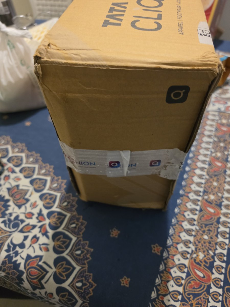 gauravguptagg_'s tweet photo. Adding photos for clarity.

Received product with broken seal tag (tampered), no Adidas box, and shoes loosely packed in a damaged outer box.

Also, the order is not visible on the app itself anymore.

Please confirm how this meets quality checks. Need refund ASAP. https://t.co/QLMnB608iH
