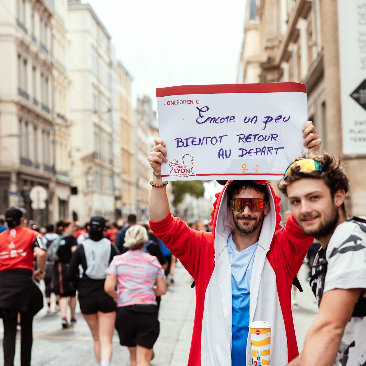 runin_lyon's tweet photo. Elles donnent la pêche ces pancartes, non ?👀🔥🤩

These signs really perk you up, don't they? 👀🔥🤩

#RunInLyon

📸 A.S.O. / Aurélien Vialatte

👉 https://t.co/oZwaqUjDSz https://t.co/w7U7SYS8PU