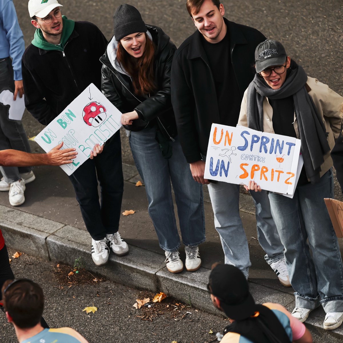 runin_lyon's tweet photo. Elles donnent la pêche ces pancartes, non ?👀🔥🤩

These signs really perk you up, don't they? 👀🔥🤩

#RunInLyon

📸 A.S.O. / Aurélien Vialatte

👉 https://t.co/oZwaqUjDSz https://t.co/w7U7SYS8PU