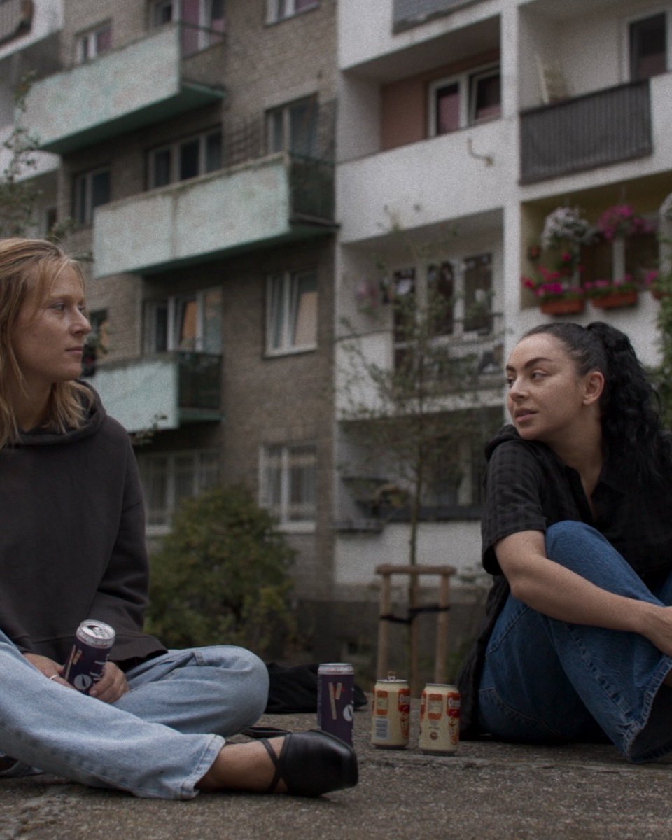 ‘Erupcja’ de @PeteOhs com @Charli_xcx e Lena Gora está no cartaz do IndieLisboa  26! 

• Sábado, 2 de maio às 21:30 no Cinema Ideal

• Terça, 5 de maio às 21:30 no <a href="/CinemaSaoJorge/">Cinema São Jorge</a> 

🎟️ indielisboa.com/filme/erupcja/