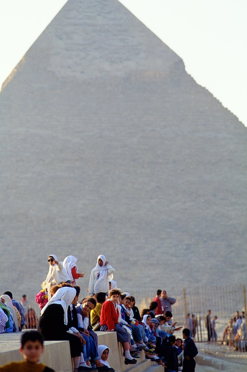 scan_film's tweet image. フィルムのデジタル化。１９９３年エジプト。ピラミッドのふもとに集まる人々 　
Digitization from films.Egypt in 1993.Visitors gathered at the foot of the Great Pyramid.
#egypt #filmphotography