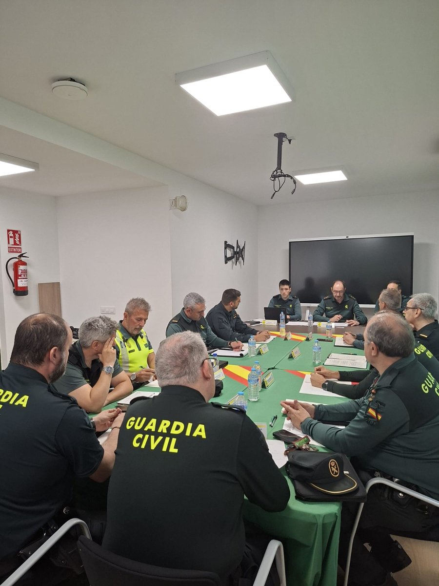 apc_ciudadreal's tweet image. 🔉@apc_ciudadreal INFORMA

En la mañana del día de hoy, el Jefe de Comandancia ha mantenido la primera reunión semestral con todos los representantes asociativos. @apc_ciudadreal ha estado presente, exponiendo todas las inquietudes del empleo de #cabo.