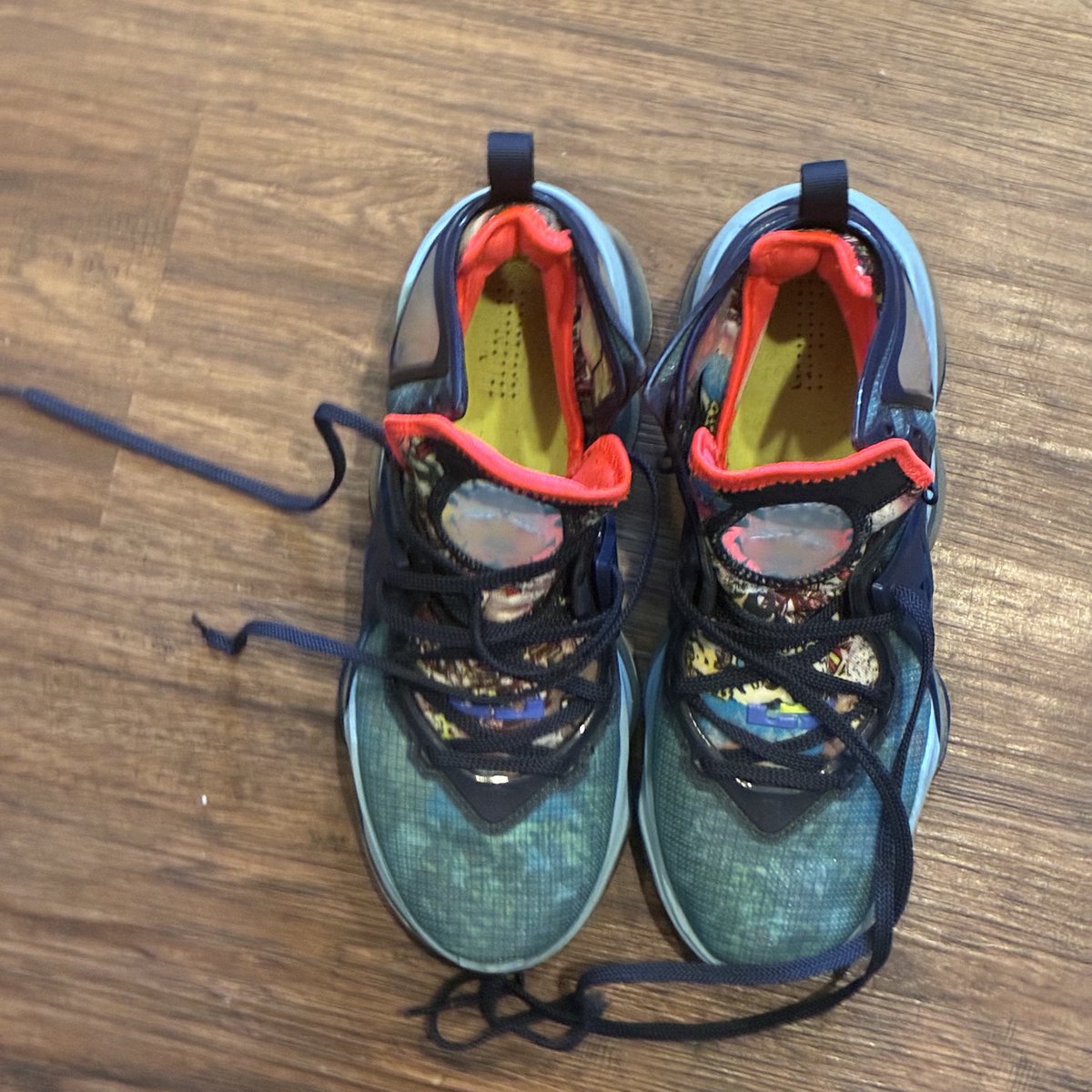 VAULTaged's tweet photo. LeBron 19 “Fast Food – Dutch Blue” 🍔🔥

Crazy graphics + bold build
Size 9.5 — clean pair
$70

#LeBron19 #NikeBasketball #SneakerFinds #Streetwear #VaultAged https://t.co/mu8ow7k1GI