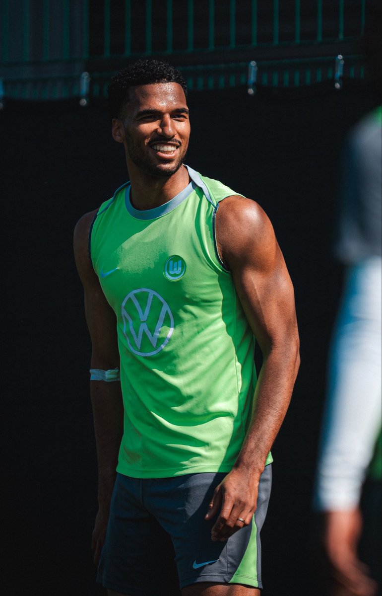 VfLWolfsburg_PT's tweet photo. 2️⃣7️⃣ Feliz aniversário, Moritz #Jenz! 🐺💚🤍🥳

🟢⚪️ #VfLWolfsburg https://t.co/repplHY5k3
