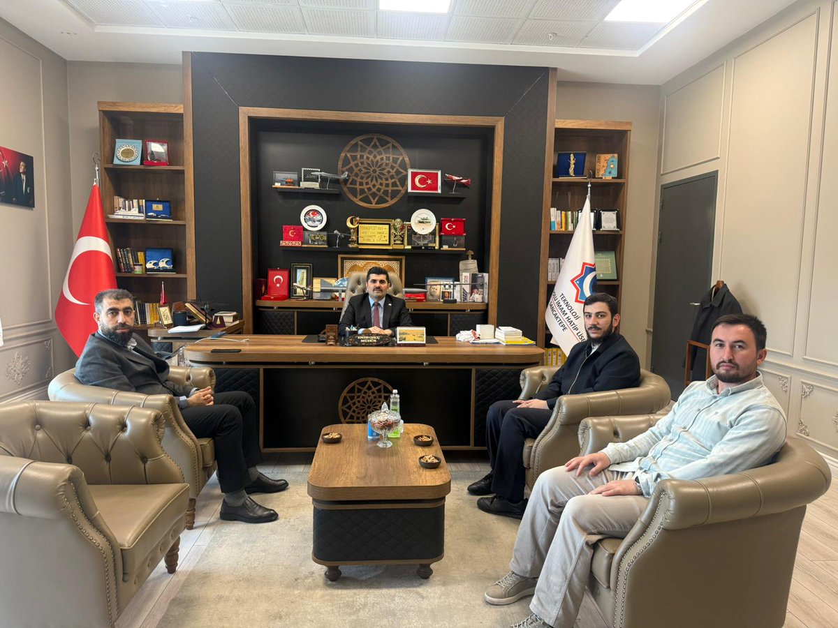 kulliyatokul's tweet photo. Külliyat İdaresi olarak Sancaktepe'de bulunan Teknoloji Anadolu İmam Hatip Lisesi'ne ziyarette bulunduk. Okulun çalışmaları hakkında bilgi alışverişi yaptık. Nazik karşılamarından dolayı okul müdürü Enes Oruç Bey'e teşekkür ederiz.sancaktepe
#okul #ziyaret https://t.co/8uo21aPcdU