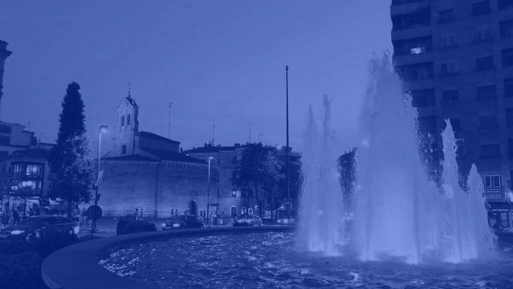 aytoSalamanca's tweet photo. La fuente de la Puerta de Zamora se ilumina hoy de 💙por el Día Internacional Contra el Acoso Escolar y el Día Mundial de la Espondilitis Anquilosante, en apoyo a las asociaciones @ascbyc y @SalamancaAsea

Y se mostrarán mensajes de concienciación en los paneles de la ciudad. https://t.co/qLRqBDLFup