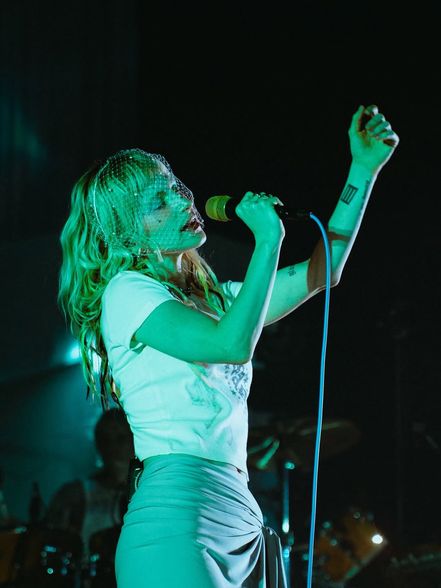 paramorebrasil's tweet photo. Hayley Williams em fotos por Carly Butler 📷 https://t.co/mcuWGsk447