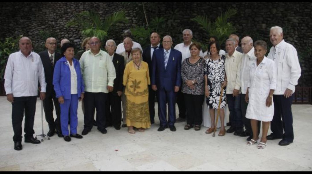 CubaCarpentier's tweet image. ✨ Desde la Fundación Alejo Carpentier felicitamos a Graciela Rodríguez Pérez (Chela), merecedora de la distinción Heroína del Trabajo de la República de Cuba. Un justo homenaje a su consagración y amor a la Patria.

🇨🇺 El acto de la #CTC contó con la presencia de @DiazCanelB.