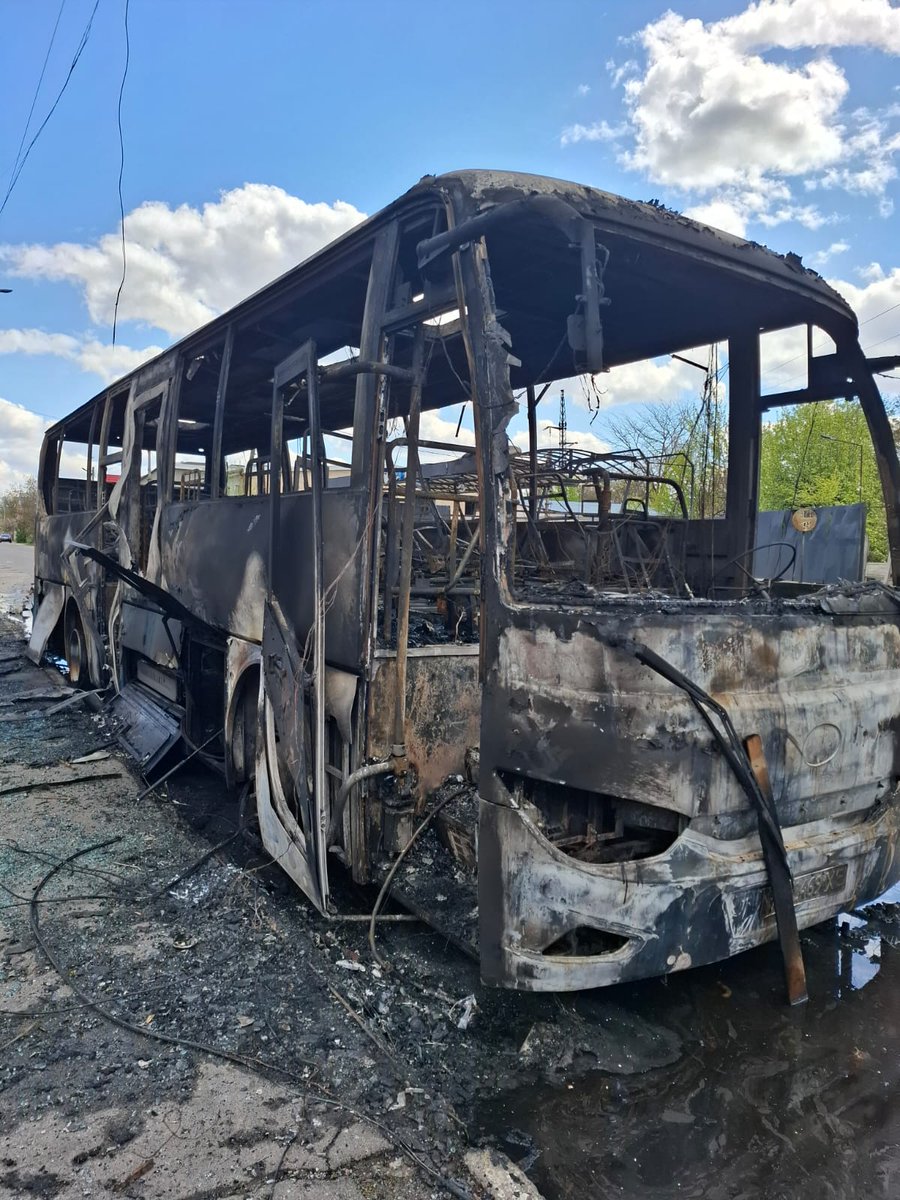 MoH_Ukraine's tweet photo. A vaccination bus with medical staff came under russian fire in Dnipro. The team managed to evacuate in time - no injuries. The bus was completely destroyed. Medical workers must never be targets. Meanwhile, 17 people were injured and 1 killed in the city after the attack. @WHO https://t.co/psGrcnIXGq