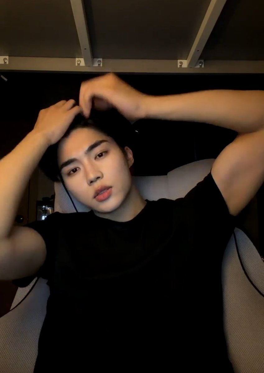 girl we're only 47 seconds into the live