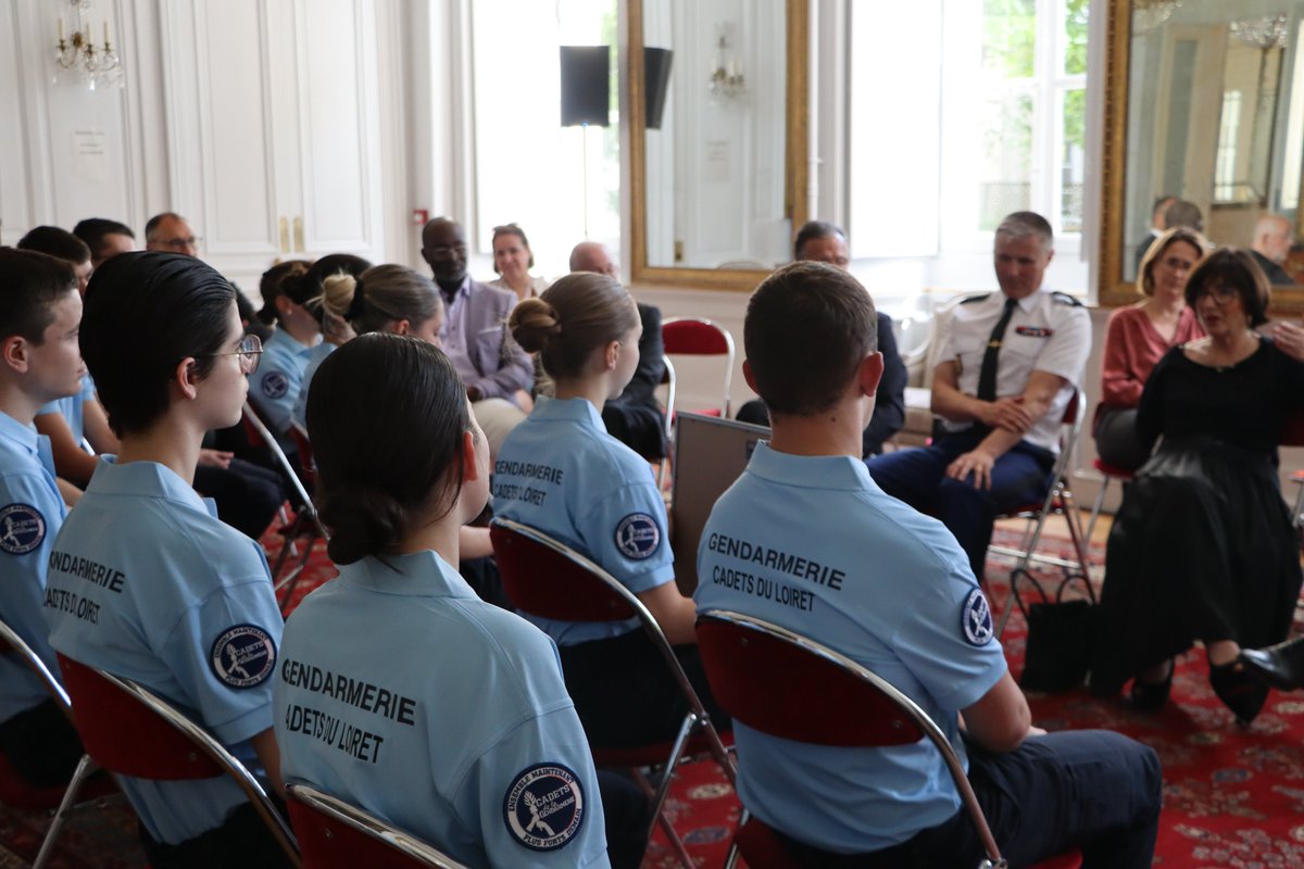 Prefet45_Centre's tweet photo. Le 29 avril, les cadets de la gendarmerie du Loiret ont été accueilli en Préfecture par la préfète Sophie Brocas et le général Samuel Machac.

Ils ont reçu le Prix national du civisme pour leur travail sur le harcèlement.

#CadetsGendarmerie #SNU @Gendarmerie_045 https://t.co/xXuaQvINi3