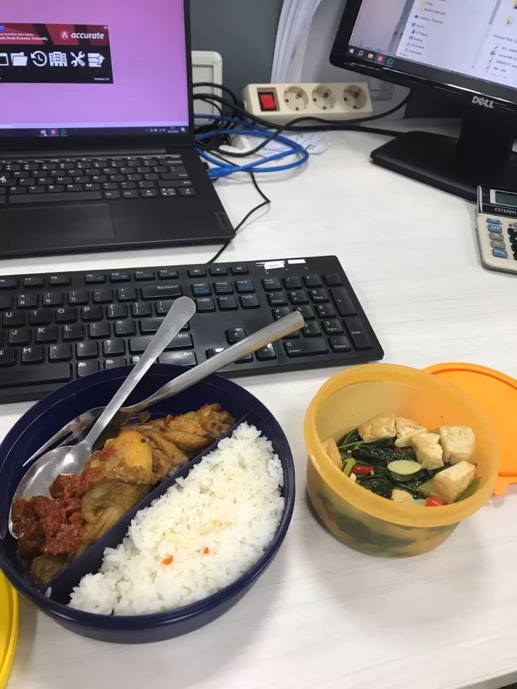 Demo4fhs's tweet photo. Nothing says “work-life balance” like eating lunch in front of the same screen that’s ruining your day. https://t.co/pb5T07yEQm