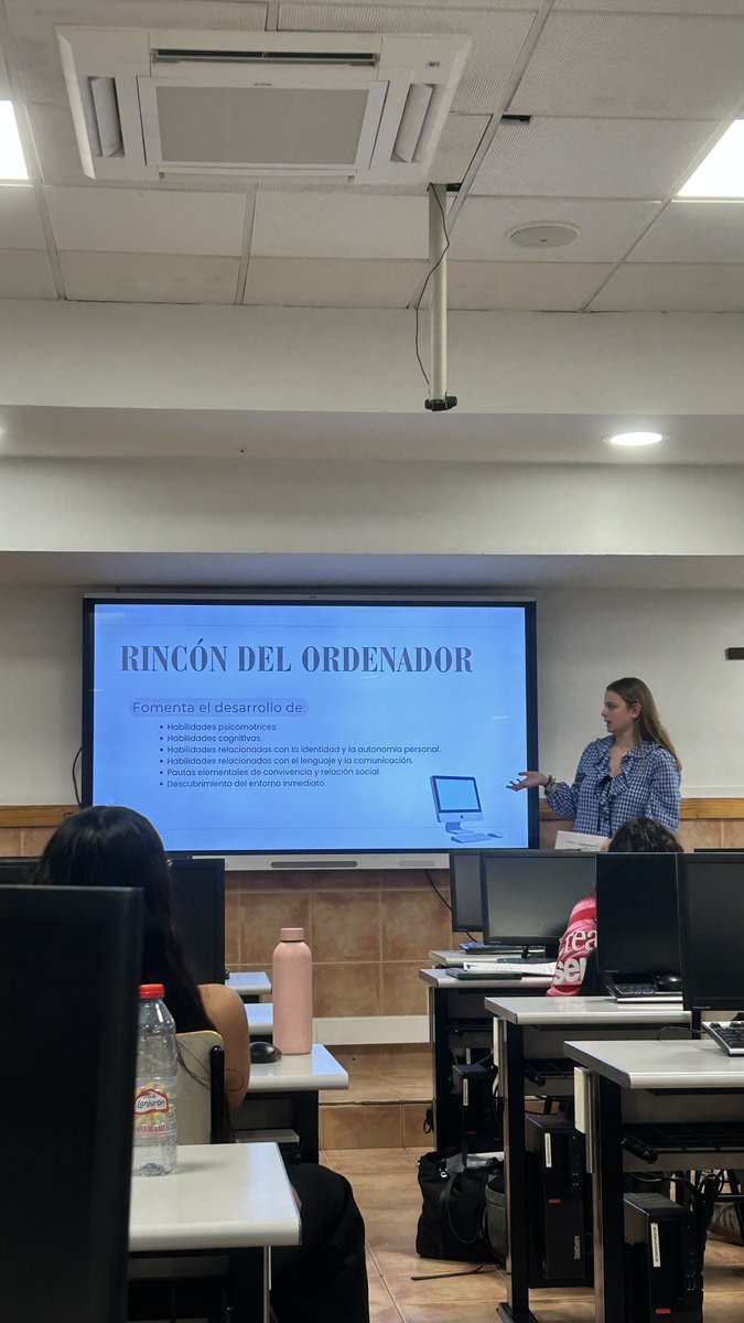 pequedigital4's tweet image. Hoy hemos tenido las exposiciones de la tarea 3.
Nuestra compañera lo ha hecho genial!!!

#UCAMTIC26 #TIC #EDUCACIÓN