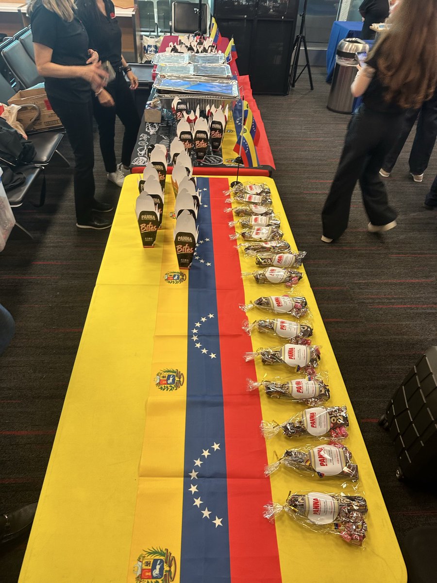 ReporteYa's tweet image. #30Abr #Miami #Caracas #Vuelos 
@VeraMBergen: Un vuelo directo de Estados Unidos a Venezuela despegó esta mañana de Miami, el primero desde 2019. Como es típico en Miami, la llegada a la puerta de embarque fue una fiesta. Funcionarios estadounidenses y venezolanos presentan este