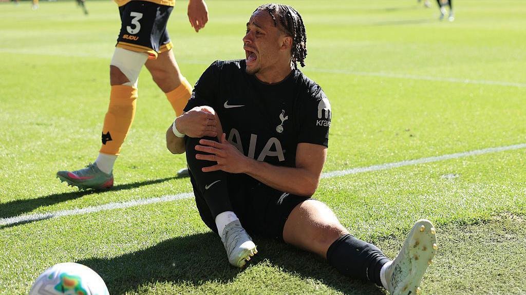 LaLigaLocaID's tweet photo. And the award goes to
.
.
.
.
.
AVAILABILITY

Yup. Semua skill tersebut gak akan terasa kalau seorang pemain lebih sering menepi karena cedera.

Jadwal sepakbola modern ini gila. Seminggu rerata 2x main. Otot diforsir lebih sering, rehat lebih jarang, cedera jari hal yang nyaris gak bisa dihindari.

Mending kalau cedera ringan, kalau berat?

Musim Lamal (19) sudah berakhir karena robek otot. Orang harap-harap cemas ia fit saat Pildun.

Barrios (22), yg saya yakini pelapis terbaik Pedri, 3x cedera dalam 3 bulan.

Xavi Simons (23) robek otot ACL :(

Kalau di korporasi, ya ibaratnya punya pegawai super kompeten, rajin, pintar, inisiatif tapi jarang masuk karena sakit.

Makanya availability alias gimana pemain bisa tersedia saat dibutuhkan timnya jadi aset mahapenting di masa jadwal bola gak ngotak macam sekarang.

Di LaLiga, ada dua pemain yang punya aset penting ini:

1) Iñaki Williams (Athletic Club)
2) Marcos Llorente (Atleti)

Iñaki abangnya Nico memegang rekor penampilan yang gak masuk akal: 251 LAGA TANPA PUTUS

Dari April 2016 sampai Januari 2023 main teruuuus tanpa henti. Memang bukan yang 90 menit penuh, tapi tetap bukan hal remeh temeh.

Iñaki ini mainnya ngandelin lari kencang plus nafas kuda, jadi keberadaannya krusial.

Llorente (si empunya Anfield) juga gak kalah sadis. Dia pernah main 32 LAGA TANPA PUTUS 90 MENIT PENUH!

Rekornya baru berhenti pada November 2025 saat kena cedera hamstring.

----------------------------------------

Rahasianya apa?

Iñaki pernah spill rahasianya:

- Makanan anti peradangan
- Minum air putih yang cukup
- Rutin melatih mobilitas persendian
- Fokus penguatan otot hamstring dan adduktor, dua otot yg paling dapat beban dari gaya mainnya

Kalau Llorente sendiri sudah pernah saya bahas beberapa hari lalu:

- Diet paleo (banyakin protein hewani)
- Banyak kena sinar matahari
- Sesi khusus napak tanah tanpa alas kaki
- Pakai kacamata khusus utk ngurangi efek sinar biru

Kesamaan dua pemain itu apa?

- Tidur adalah prioritas karena sama pentingnya dengan latihan

Jadi kalau kamu banyak tidur, berbanggalah kawan!

Faktor availability itu pula yg bikin Messi, Ronaldo, Ibra y Modric punya karir panjang.

Mereka gak cuma bagus, tapi mereka jarang ngilang saat dibutuhkan.