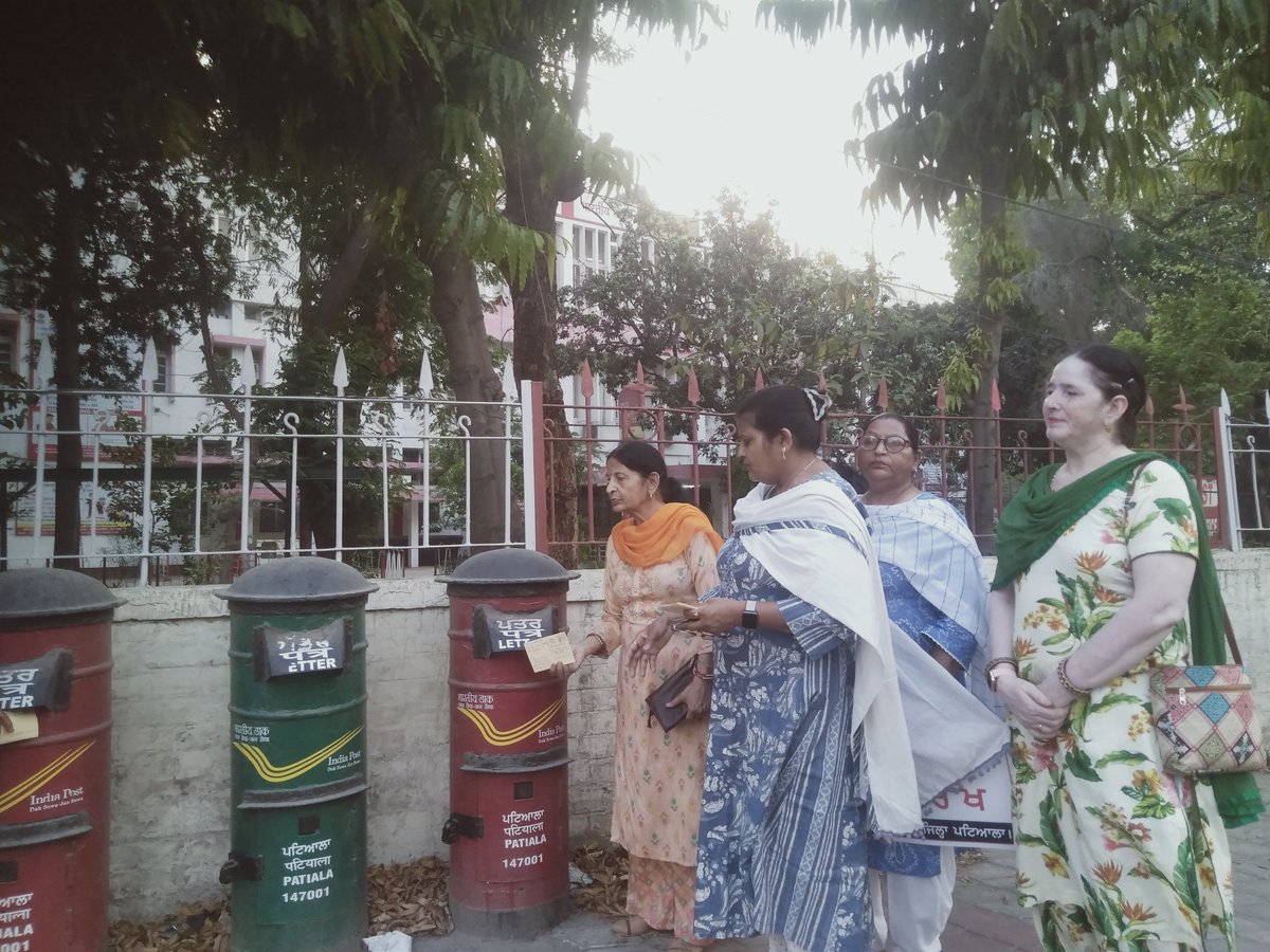 LataVermaINC's tweet photo. महिला आरक्षण लागू करो 
आज करो और अभी करो 

पोस्टकार्ड अभियान के तहत महिला कांग्रेस की बहनों के साथ  प्रधानमंत्री को पोस्टकार्ड भेजकर तत्काल महिला आरक्षण लागू करने की मांग की। 

📍पटियाला,पंजाब

#AIMCPostcardAbhiyan https://t.co/1xa7FwjGqc