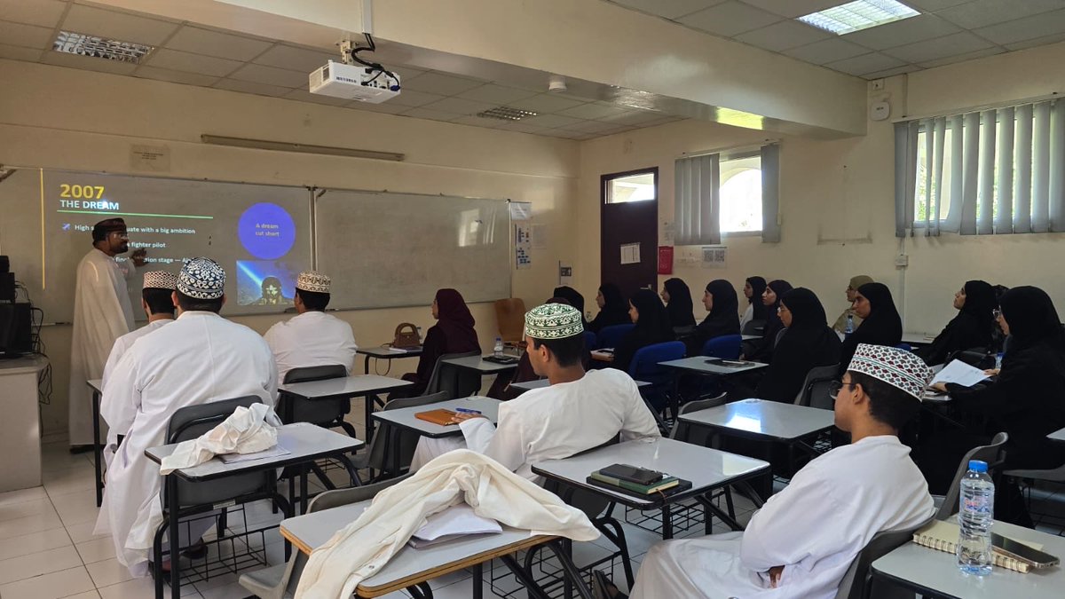 dghssbg's tweet photo. شارك #مستشفى_الرستاق ممثلاً في الصيدلي سعود بن حمدان الغافري – رئيس قسم المستودعات الطبية – في ملتقى التخصصات بجامعة التقنية والعلوم التطبيقية بمسقط، من خلال تقديم محاضرة لطلبة الصيدلة.

وتناولت المحاضرة المسارات المهنية في الصيدلة وأهمية تطوير المهارات وبناء الشغف، إضافة إلى عرض تجارب عملية من بيئة العمل.