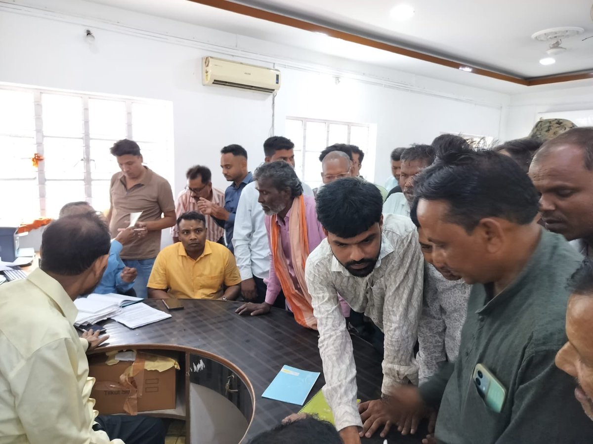 mpbidyutmahato's tweet photo. आज बिष्टुपुर स्थित प्रधान सांसद कार्यालय में साप्ताहिक जनता दरबार का आयोजन किया।

ग्रामीण एवं शहरी क्षेत्रों से आए नागरिकों की समस्याओं और सुझावों को गंभीरता से सुना तथा उनके त्वरित समाधान हेतु संबंधित अधिकारियों को आवश्यक निर्देश दिए।

जनसेवा ही हमारा संकल्प है, हर समस्या का समाधान हमारी प्राथमिकता है।