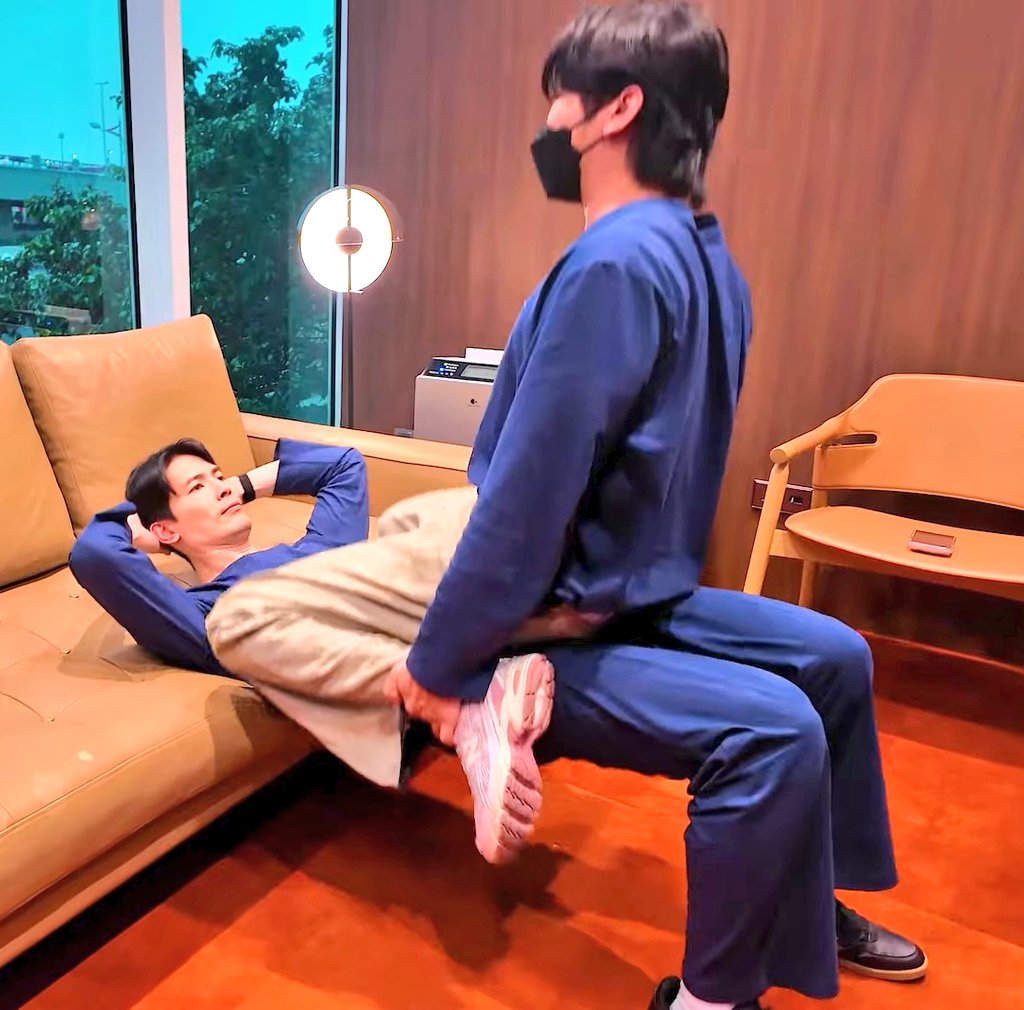kyozahangdong's tweet image. 555555 แกร๊ ตอนดูถึงตรงนี้ชั้นขำลั่นบ้าน ตอนแรกขำพี่สนกับยูโรจะตายแล้ว พอยัยอาโปบ้าจี้ทำด้วยแค่ยูโรนั่งบนอาโปก็ฮาแล้ว พอพี่สนลงไปนั่งด้วยเป็นสามคน ชั้นขำกลิ้งน้ำตาไหลเป็นทาง5555555🤣🤣

#ApoNattawin
#Shine