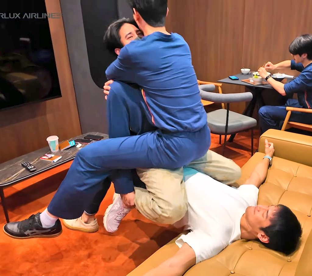 kyozahangdong's tweet image. 555555 แกร๊ ตอนดูถึงตรงนี้ชั้นขำลั่นบ้าน ตอนแรกขำพี่สนกับยูโรจะตายแล้ว พอยัยอาโปบ้าจี้ทำด้วยแค่ยูโรนั่งบนอาโปก็ฮาแล้ว พอพี่สนลงไปนั่งด้วยเป็นสามคน ชั้นขำกลิ้งน้ำตาไหลเป็นทาง5555555🤣🤣

#ApoNattawin
#Shine