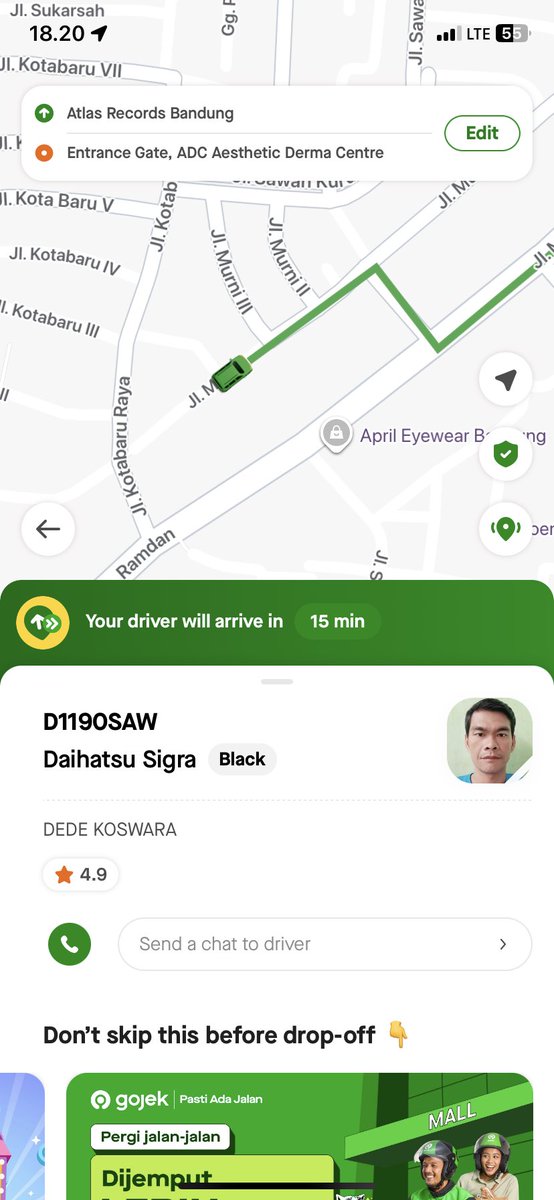 nyamigoops's tweet photo. mau laporin driver @gojekindonesia yang ternyata diem aja muter2 di lokasinya dia. di chat ga jawab, di telp jg ga jawab. jujur maaf, saya jg lg cape😭 abis pulang kerja, hujan, blm makan, trs susah dpt driver dan sekalinya dapet gini… bapaknya lg bad day ya?😫 https://t.co/k7kWckmKDR