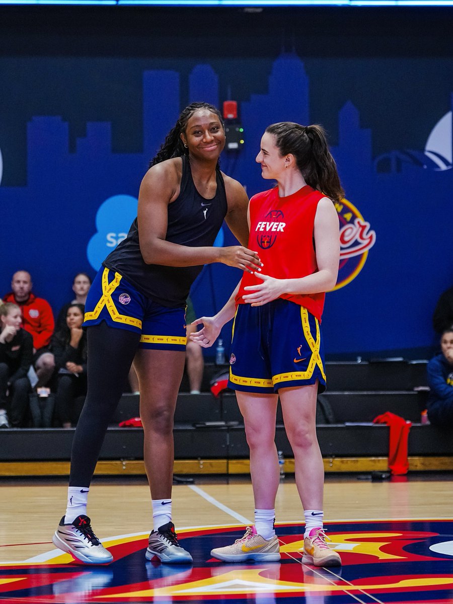 IndianaFever's tweet photo. gameday hugs 🤗 https://t.co/ws5B0fh261