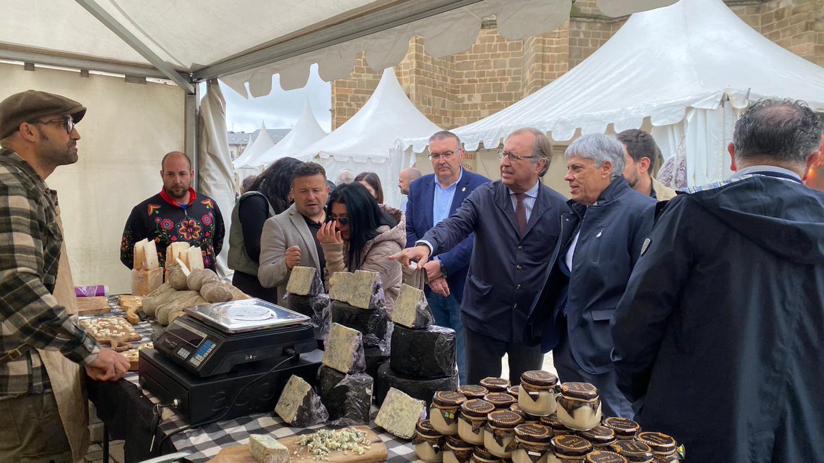 Educar06Diego's tweet photo. Hoy asisto como delegado de la @jcyl a la Feria del #Queso de #Astorga, una cita anual imprescindible en el puente de mayo que pone en valor nuestra calidad alimentaria. Animo a todos a acercarse, participar y disfrutar de la amplia variedad de productos #artesanales de la feria. https://t.co/qCwFf13c93